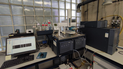 Cromatografía Líquida de Ultra Resolución con Detector de Espectrometría de Masa de Triple Cuadrupolo (UHPLC-MS/MS)